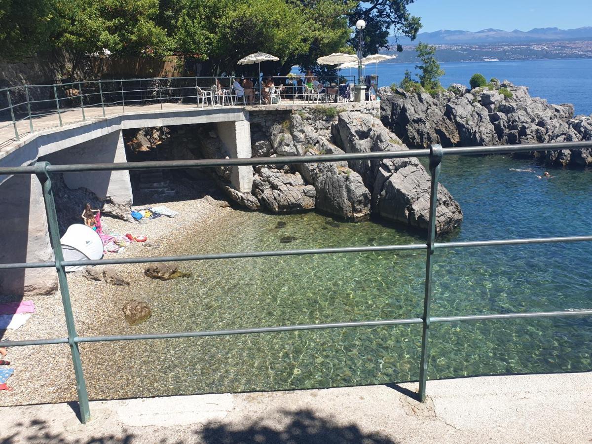 Apartment With Direct Sea View, Free Parking And Close To Beaches And Promenade Laurana Esterno foto